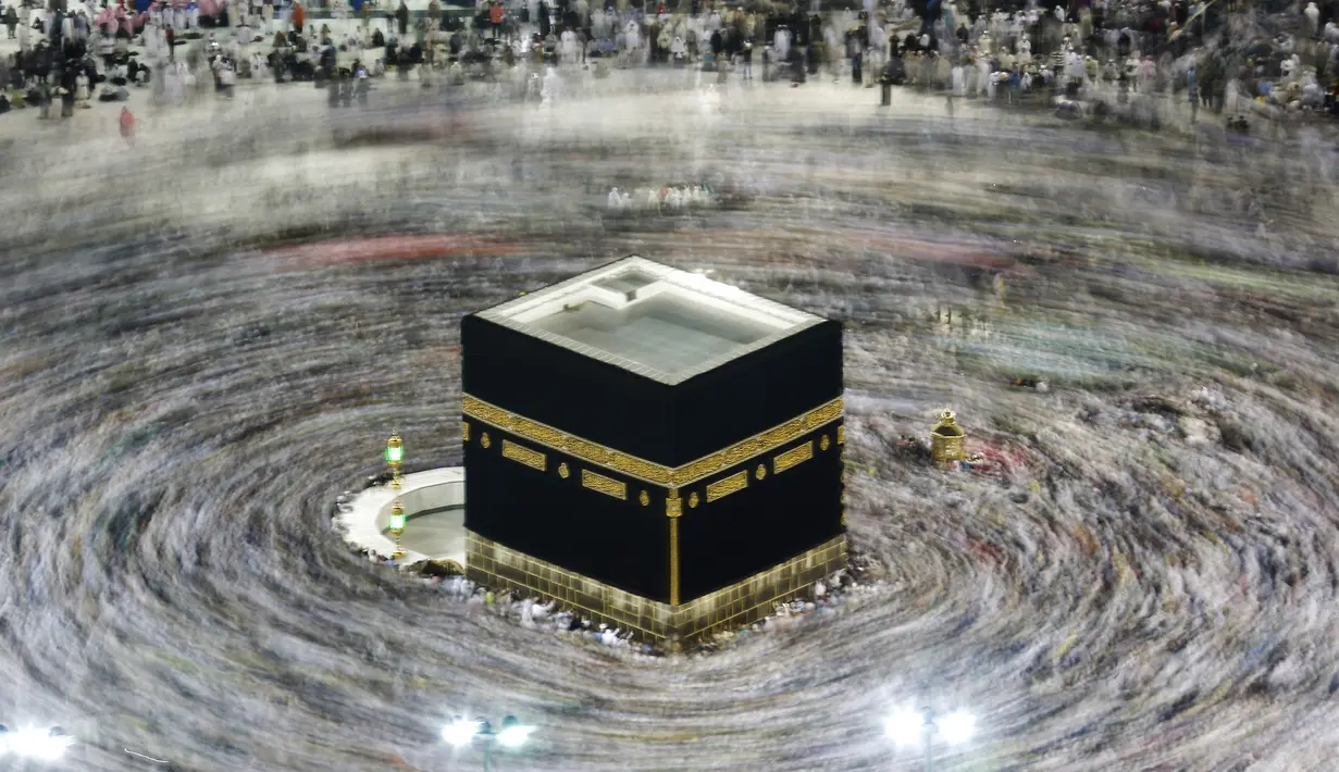 Ribuan jemaah Muslim mengelilingi Kakbah selama bulan haji di Masjidil Haram, Mekah, Arab Saudi pada 13 Agustus 2019. Pemerintah Arab Saudi pada hari Kamis, 27 Februari 2020 resmi menghentikan sementara izin umrah bagi seluruh negara, termasuk juga untuk Indonesia. (AP Photo/Amr Nabil)