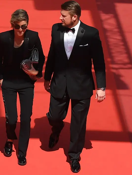 Kristen Stewart tak segan memamerkan kemesraanya dengan Alicia Cargile. Bahkan keduanya menggelar makan malam romantis secara tertutup. (AFP/Bintang.com)