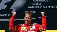 Pembalap Ferrari, Sebastian Vettel, rayakan kemenangan GP Hungaria di Sirkuit Hungaroring, Minggu (30/7/2017). (AP Photo/Darko Bandic)