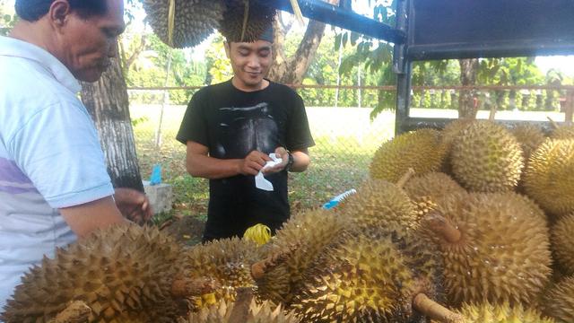 Durian lokal Banyumas banyak dijajakan di pinggir jalan dengan harga cukup miring. (Foto: Liputan6.com/Muhamad Ridlo)