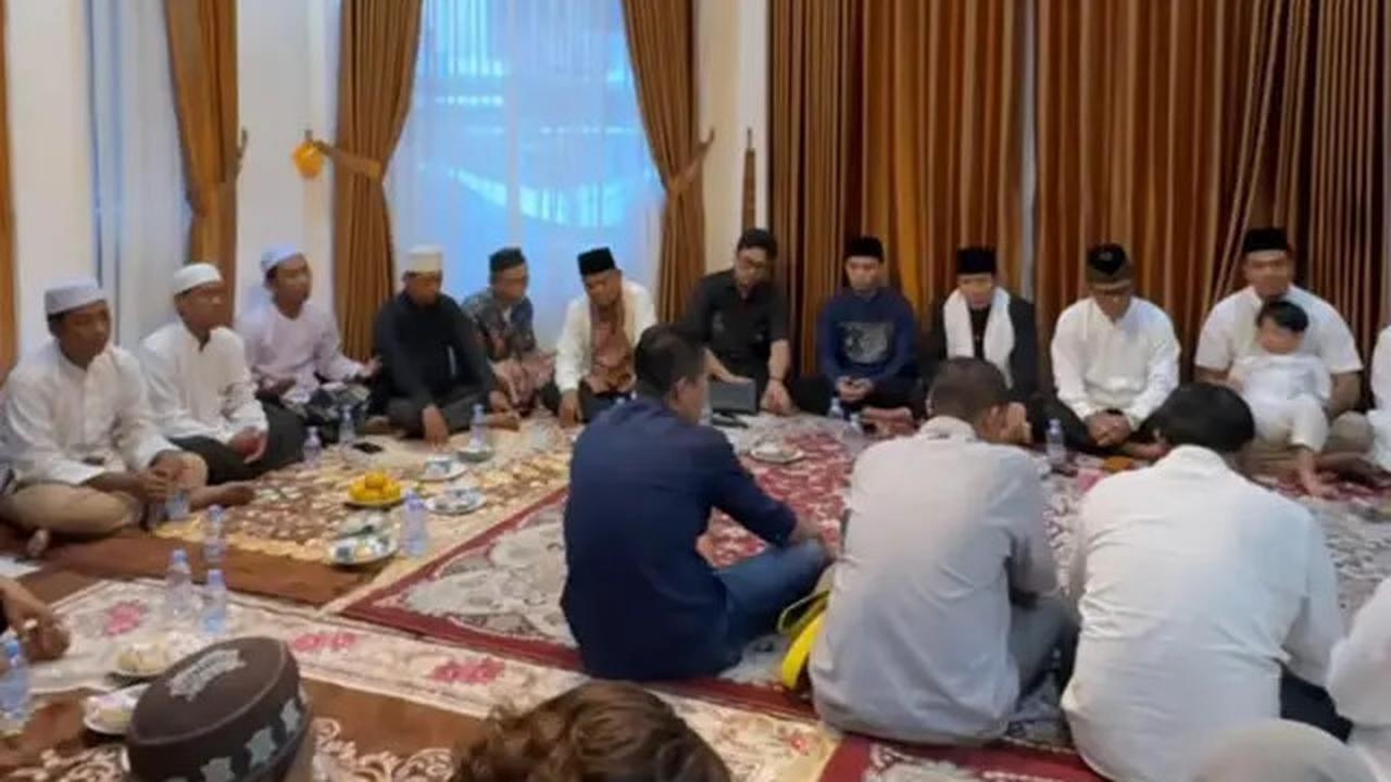 7 Potret Pengajian Sederhana Frans Faisal Jelang Menikah, Gaya Hijab Fuji Menawan