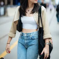 Shenina Cinnamon dikenal dengan penampilannya yang cantik natural. Gaya fashionnya juga memiliki ciri tersendiri yang memesona. [Foto: Instagram/ SheninaCinnamon]