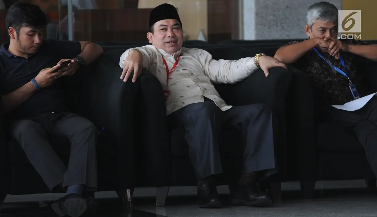 Pihak pengelola pesantren, HMN Lesmana (tengah) memenuhi panggilan penyidik KPK di Jakarta, Rabu (26/6/2019). Lesmana diperiksa sebagai saksi terkait kasus dugaan penyunatan anggaran dan gratifikasi yang menyeret  mantan Bupati Bogor Rachmat Yasin. (merdeka.com/Dwi Narwoko)
