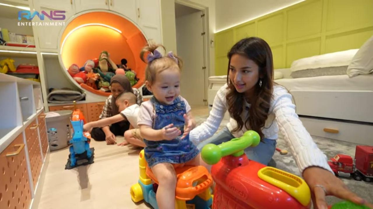 Potret Baby Kamari Kunjungi Rumah 'Sultan Andara', Asyik Main di Playground Bareng Rayyanza & Baby Lily