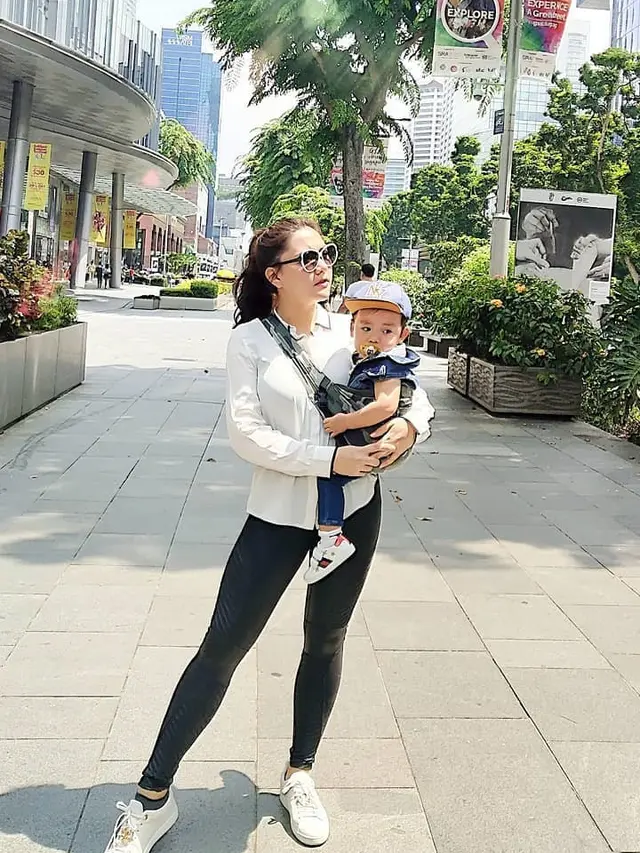 Potret Manis Vicky Shu Bersama Baby Abimanyu (sumber: instagram/@vickyshu)