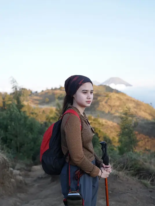 Pendakian Gunung Prau ini tidak hanya menjadi momen untuk menikmati keindahan alam, tetapi juga menjadi ajang untuk mempererat hubungan mereka. Tissa dan Dul menunjukkan bahwa kebersamaan dan cinta bisa diperkuat melalui kegiatan yang menantang dan penuh petualangan seperti ini. (Liputan6.com/IG/@tissabiani)