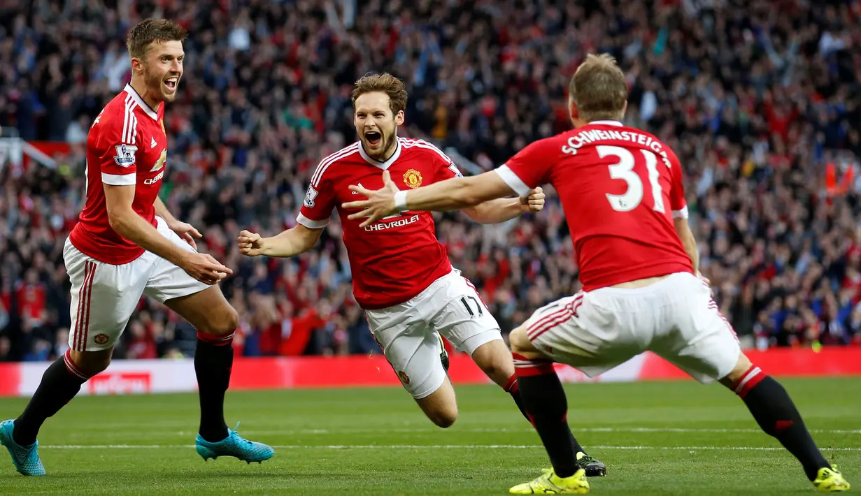 Daley Blind mencetak gol pertama Manchester United saat mengalahkan Liverpool 3-1 dalam lanjutan Liga Premier Inggris di Stadion Old Trafford, Inggris. Sabtu (12/9/2015). (Action Images via Reuters/Carl Recine)