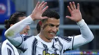 Striker Juventus, Cristiano Ronaldo, melakukan selebrasi usai mencetak gol ke gawang Cagliari pada laga Liga Italia di Sardegna Arena, Minggu (14/3/2021). Juventus menang dengan skor 3-1. (Alessandro Tocco/LaPresse via AP)