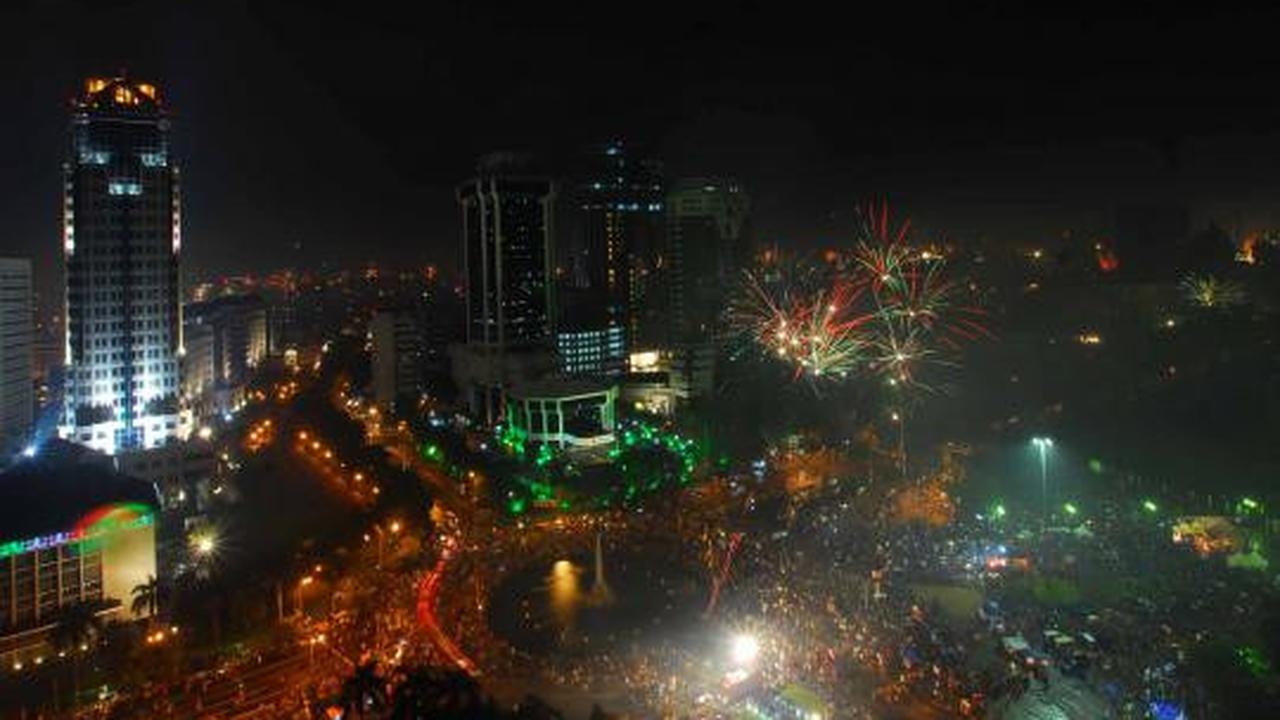 Pesta kembang api sambut tahun baru 2013 di Monas