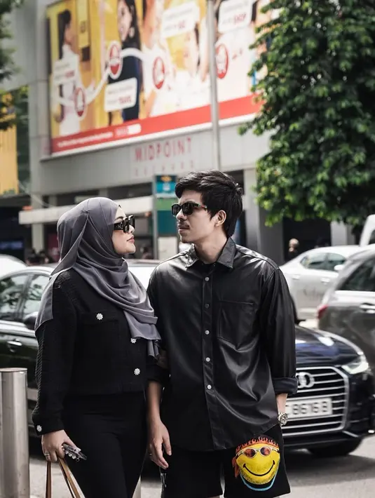 Aurel han Atta Halilintar memang dikenal selalu tampil serasi di berbagai kesempatan. Ketika liburan ke luar negeri, keduanya tampak mengenakan busana simple. Meski terkesan sederhana, pasangan selebriti ini terlihat begitu stylish. (Liputan6.com/IG/@aurelie.hermansyah)