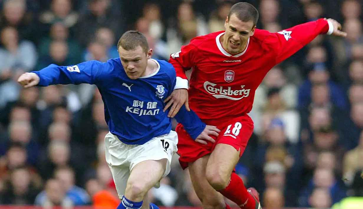 Wayne Rooney. Striker Inggris yang kini berusia 36 tahun dan telah pensiun pada Januari 2021 bersama Derby County ini merupakan produk asli Akademi Everton. Setelah dua musim memperkuat tim senior Everton pada 2002/2003 dan 2003/2004 serta tampil dalam total 116 laga di semua ajang dengan torehan 28 gol dan 5 assist, ia dilepas ke Manchester United di awal musim 2004/2005 dengan nilai transfer 37 juta euro atau kini setara Rp560,7 miliar. (AFP/Steve Parkin)