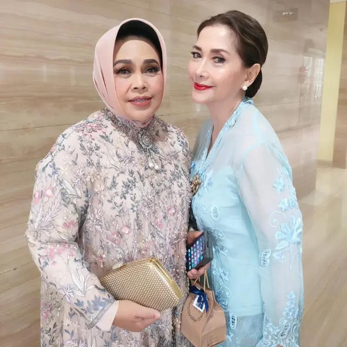 8 Model Gamis Brokat Hetty Koes Endang, Elegan di Setiap Momen