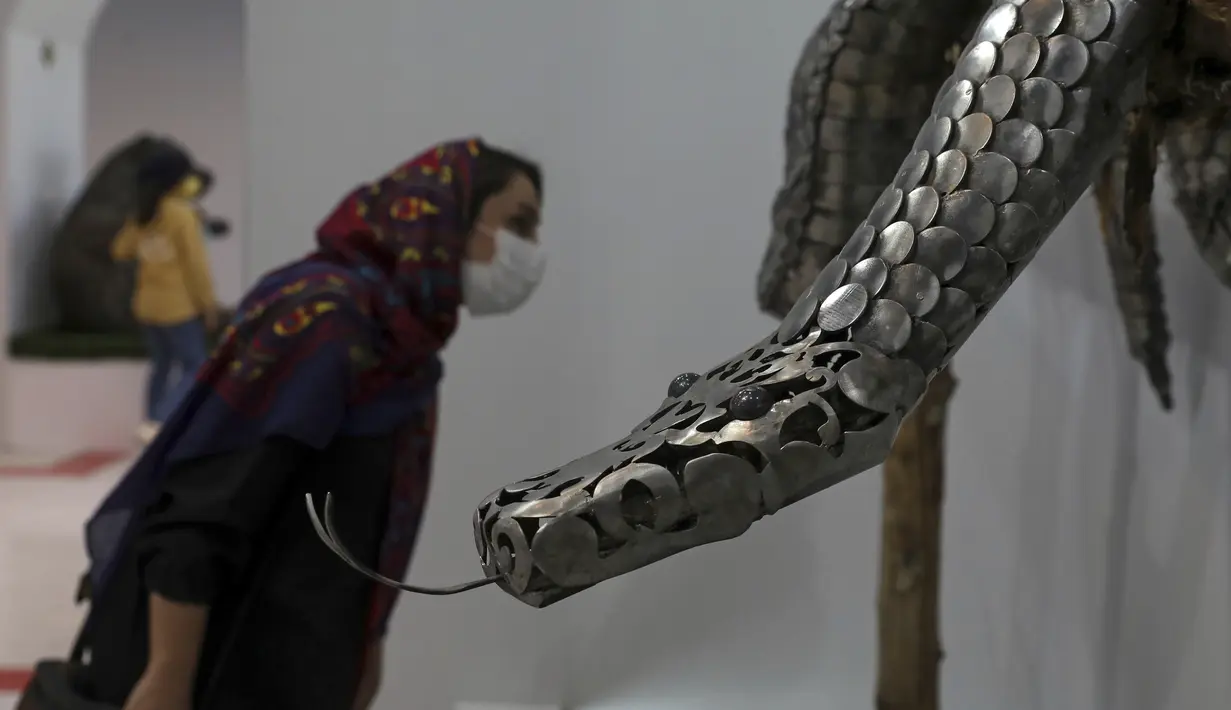 Sebuah patung ular yang terbuat dari besi tua dipajang di area indoor Shahreza Metal Zoo di pusat kota Shahreza sekitar 425 kilometer selatan ibu kota Teheran, Iran pada 13 Oktober 2021. Seniman Iran kakak-beradik ini membuat patung binatang sepenuhnya dari barang daur ulang. (AP Photo/Vahid Salemi)