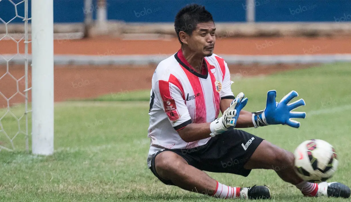 Meski tidak bermain pada posisinya tetapi pria yang akrab disapa Bepe itu terlihat lihai mengawal gawangnya dari gempuran rekan-rekannya. (Bola.com/Vitalis Yogi Trisna)
