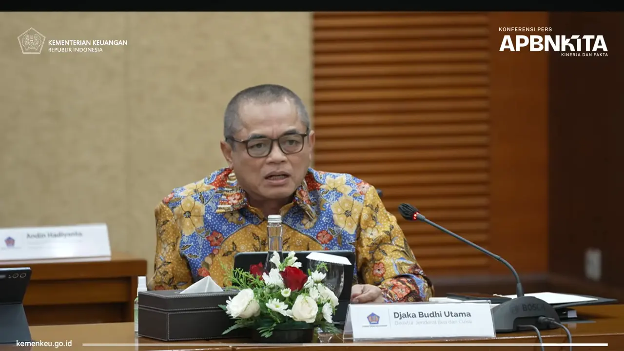 Direktur Jenderal Bea dan Cukai, Djaka Budhi Utama saat Konferensi Pers APBN, di Kementerian Keuangan, Jakarta, Selasa (17/6/2025). (Foto: Liputan6.com/Tira Santia)
