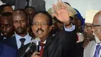 Mohamed Abdullahi Farmajo melambaikan setelah terpilih sebagai Presiden baru Somalia, di Mogadishu, Rabu (8/2). Farmaajo yang merupakan mantan perdana menteri di negara itu memiliki kewarganegaraan ganda Amerika Serikat-Somalia. (MUSTAFA HAJI ABDINUR/AFP)