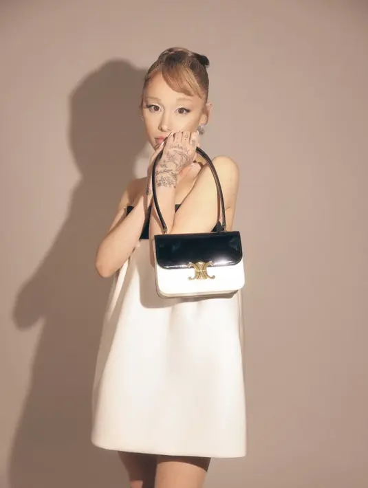 Tas tersebut kian mewah dengan aksen embelishment emas berlogo Celine.