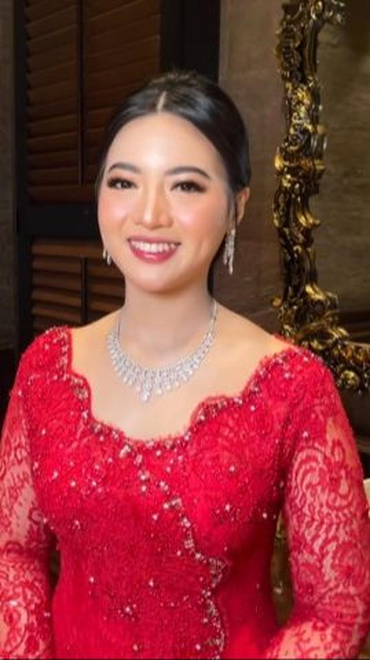 Potret cantik dan anggun Angela Perkasa mengenakan kebaya merah di momen acara lamarannya.