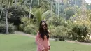 Salah satu ciri utama gaya kehamilan Alyssa adalah pemilihan siluet yang simpel. Ia kerap memilih dress dengan potongan lurus, empire waist, atau flowy yang memberi ruang gerak lebih nyaman tanpa menghilangkan kesan anggun.  [Foto: Instagram/ Alyssa Daguise]