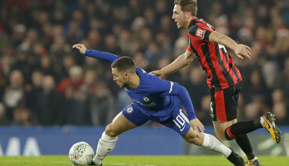 Aksi Eden Hazard (kiri) saat melewati adangan pemain Bournemouth, Dan Gosling pada laga perempatfinal Piala Liga Inggris di Stamford Bridge stadium, London, (20/12/2017). Chelsea menang 2-1. (AP/Alastair Grant)