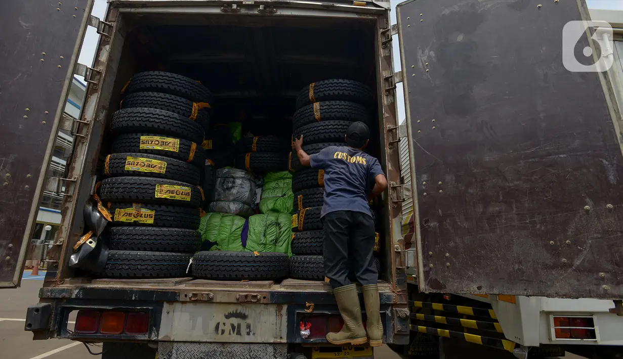 Petugas memeriksa barang bukti pakaian bekas selundupan yang disita Direktorat Jenderal Bea dan Cukai (DJBC) Kementerian Keuangan di Jakarta, Rabu (11/3/2020). DJBC menyita 874 ballpress pakaian bekas yang diangkut delapan truk tronton. (merdeka.com/Imam Buhori)