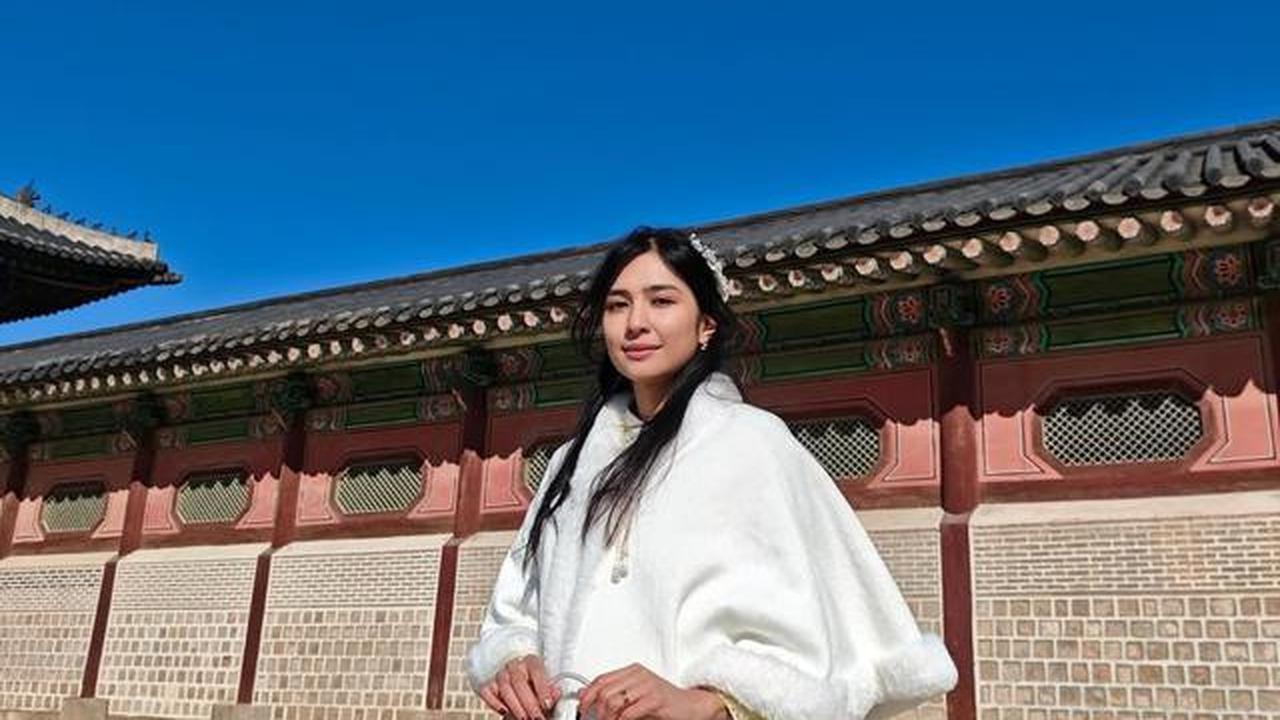 5 Potret Mikha Tambayong dan Deva Mahenra Pakai Hanbok saat Liburan ke Korea Selatan, Tampil Serasi