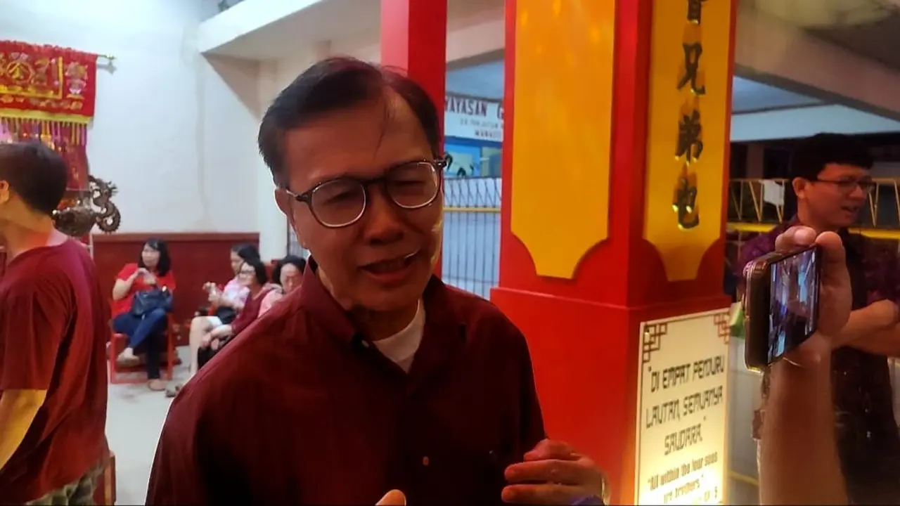 Ketua Majelis Tinggi Agama Konghucu Indonesia (Matakin) Kota Manado Heintje Wenny Lintong saat diwawancarai di Klenteng Kong Zi Miao pada, Selasa (28/1/2025).
