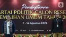 Ketua Komisi Pemilihan Umum (KPU) Hasyim Asy'ari (kanan) dan Ketua Umum Partai Garuda Ahmad Ridha Sabana saat Pendaftaran Partai Politik Calon Peserta Pemilu tahun 2024 di Kantor KPU, Jakarta, Rabu (3/8/2022). Hari ketiga pendaftaran, Partai Garuda menjadi partai politik kesebelas yang mendaftarkan diri untuk calon peserta Pemilu tahun 2024. (Liputan6.com/Johan Tallo)
