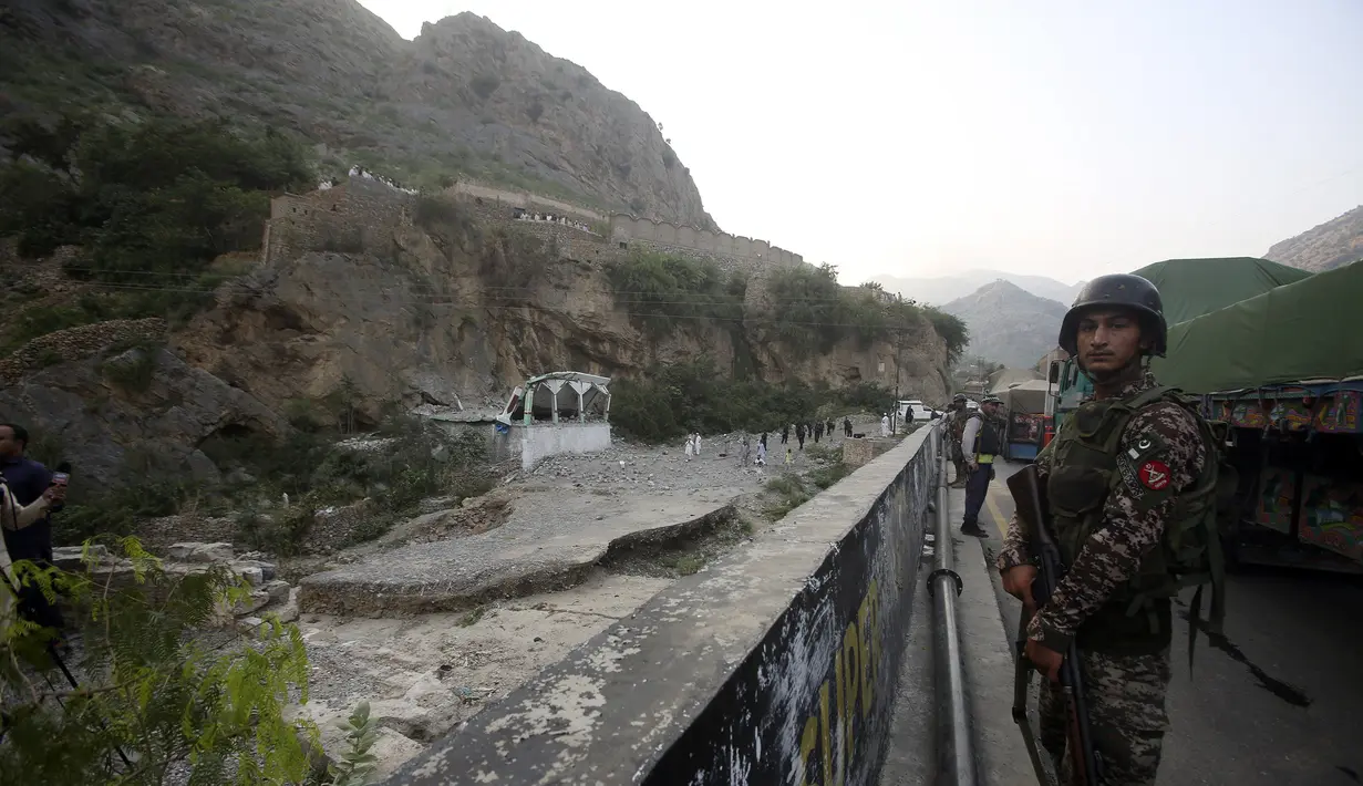 Seorang pelaku bom bunuh diri meledakkan dirinya di dalam masjid pinggir jalan ketika seorang petugas polisi berusaha menangkapnya setelah pengejaran di barat laut Pakistan dekat perbatasan Afghanistan pada Selasa, menewaskan petugas itu, kata polisi. (AP Photo/Muhammad Sajjad)