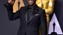 Ali, sebagai aktor muslim pertama yang memperoleh piala Oscar 2017 dalam kategori Best Actor ini menyampaikan ucapan terima kasih kepada pihak yang telah berjasa di dalam hidup dan perjalanan kariernya selama ini. (AFP/Bintang.com)
