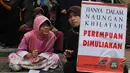 Sejumlah anak ikut melakukan aksi unjuk rasa menolak kontes Putri Indonesia di depan kantor Kementerian Pemberdayaan Perempuan, Jakarta, Jumat (20/2/2015). (Liputan6.com/Herman Zakharia)