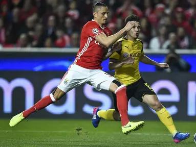 Bek Benfica, Victor Lindelof, berebut bola dengan bek Dortmund, Raphael Guerreiro pada laga 16 besar Liga Champions di Stadion Luz, Lisbon (14/2/2017). (AFP/Patricia De Melo Moriera)