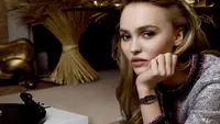 Lily-Rose Depp tampil dengan gaya elegan mengenakan jam tangan terbaru Chanel, Premiere. [Chanel]