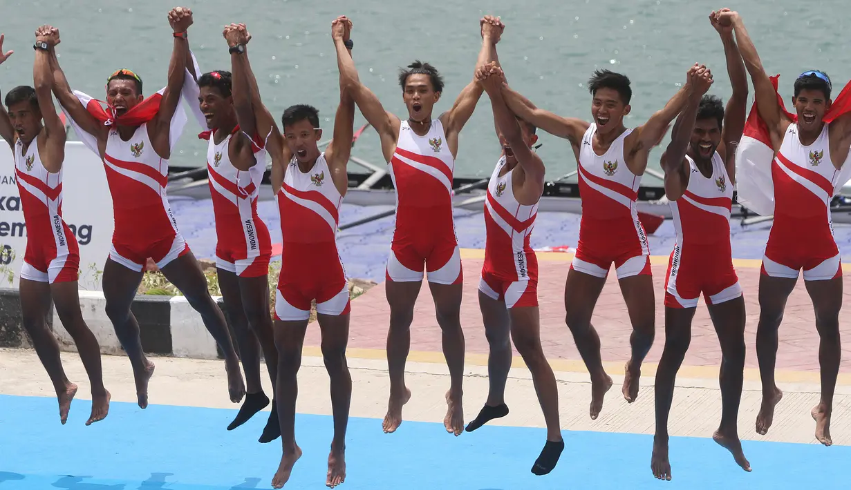 Regu dayung Indonesia berselebrasi usai meraih medali emas pada dayung kelas ringan delapan putra Asian Games 2018 di Palembang, Jumat (24/8). Tim Indonesia berhasil meraih waktu tercepat 6 menit 08,88 detik. (ANTARA FOTO/INASGOC/Rahmad Suryadi/nym/18)