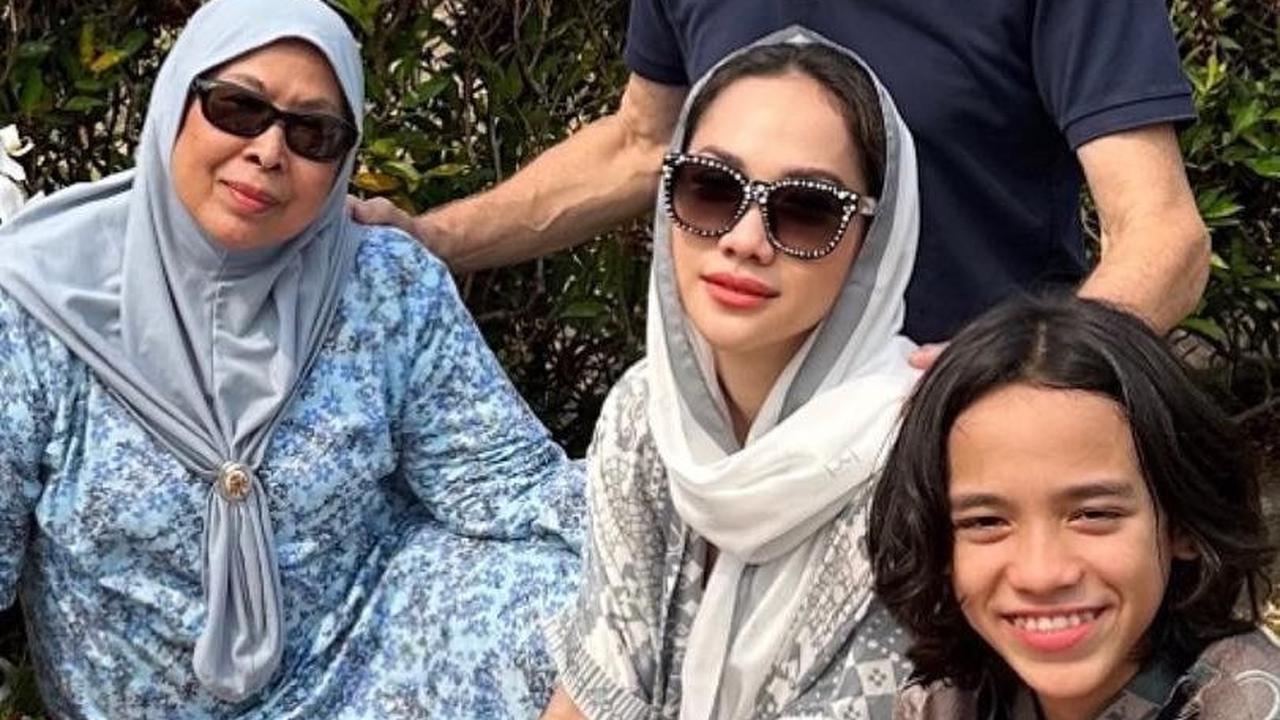 Potret BCL Ziarah ke Makam Ashraf Ditemani Mertua 'Hari ini Ulang Tahun Kamu ke 44 tapi Takdir Berkata Berbeda