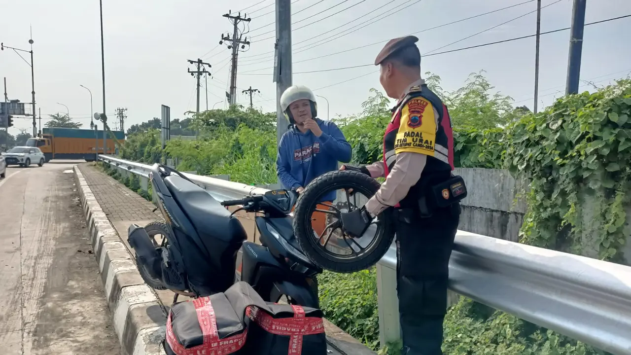 Motor pmudik lepas ban saat melintasi Pantura Pemalang. (Foto: Liputan6.com/Polres Pemalang)