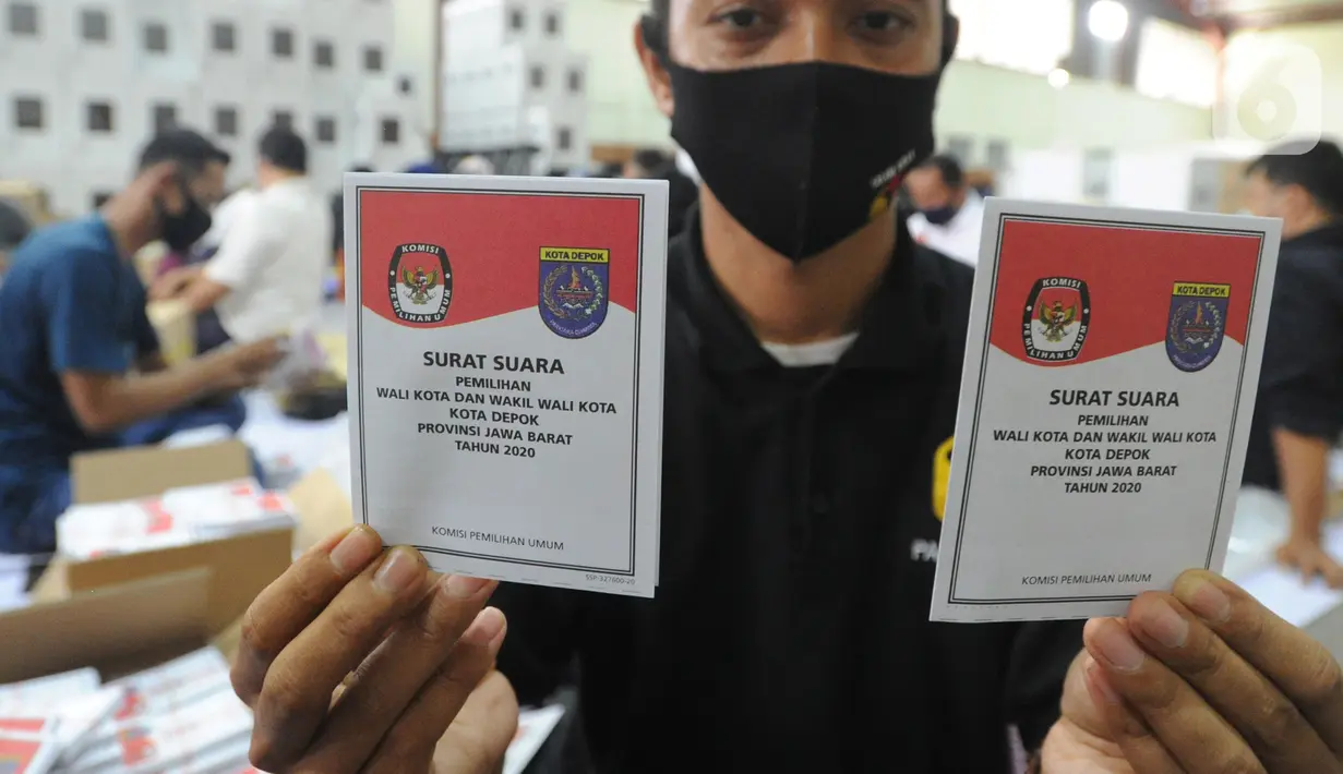 Petugas memperlihatkan surat suara di Gudang Logistik KPU, Depok, Senin (23/11/2020). Komisi Pemilihan Umum (KPU) Kota Depok telah menerima sebanyak 1.262.051 surat suara yang dicetak untuk Pilkada 2020 sesuai jumlah daftar pemilih tetap (dpt) ditambah 2,5 persen cadangan. (merdeka.com/Arie Basuki)