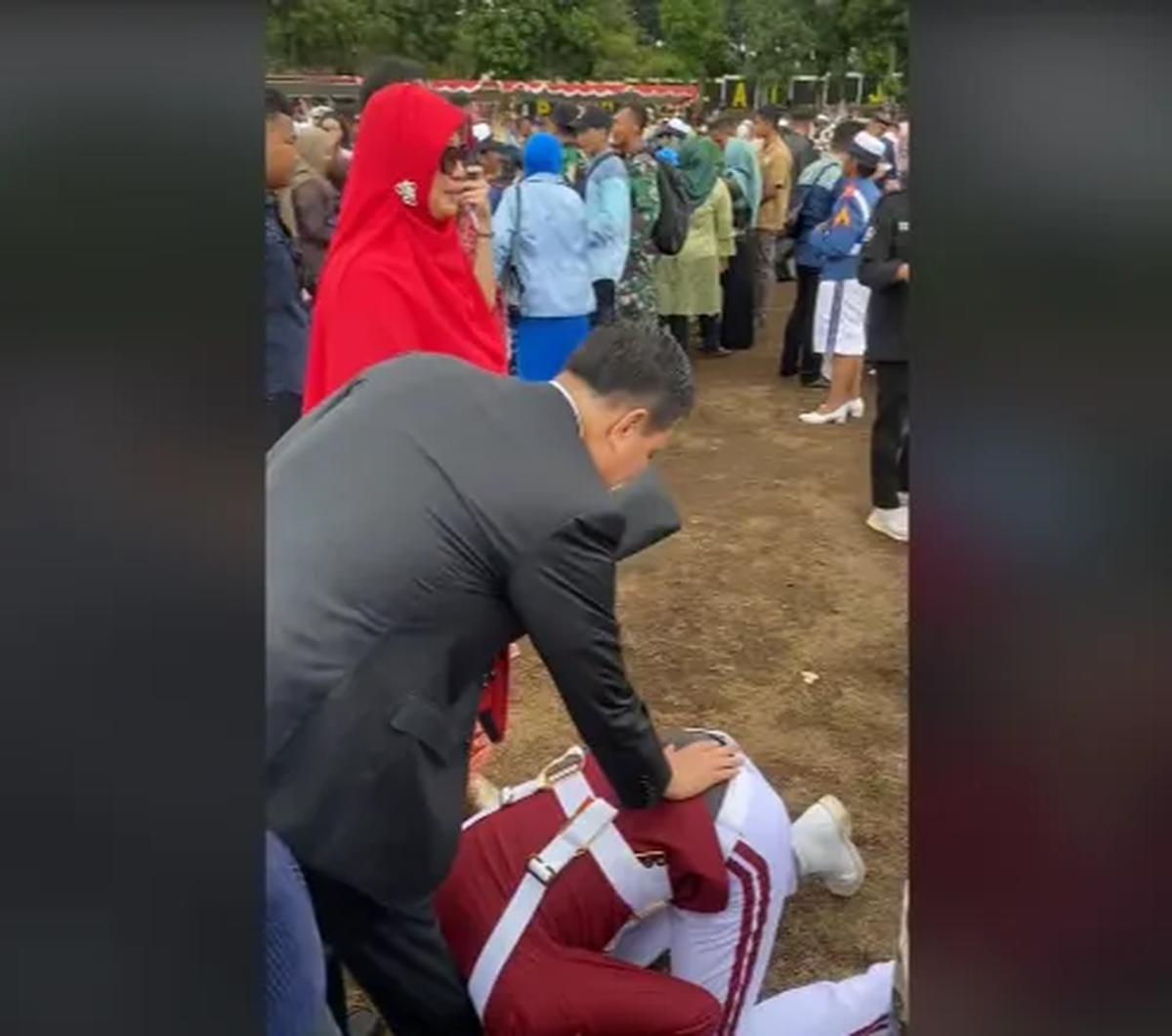 Sebuah video yang memperlihatkan seorang Taruna Akademi Kepolisian sujud di kaki kedua orangtuanya berhasil mencuri perhatian. <br>