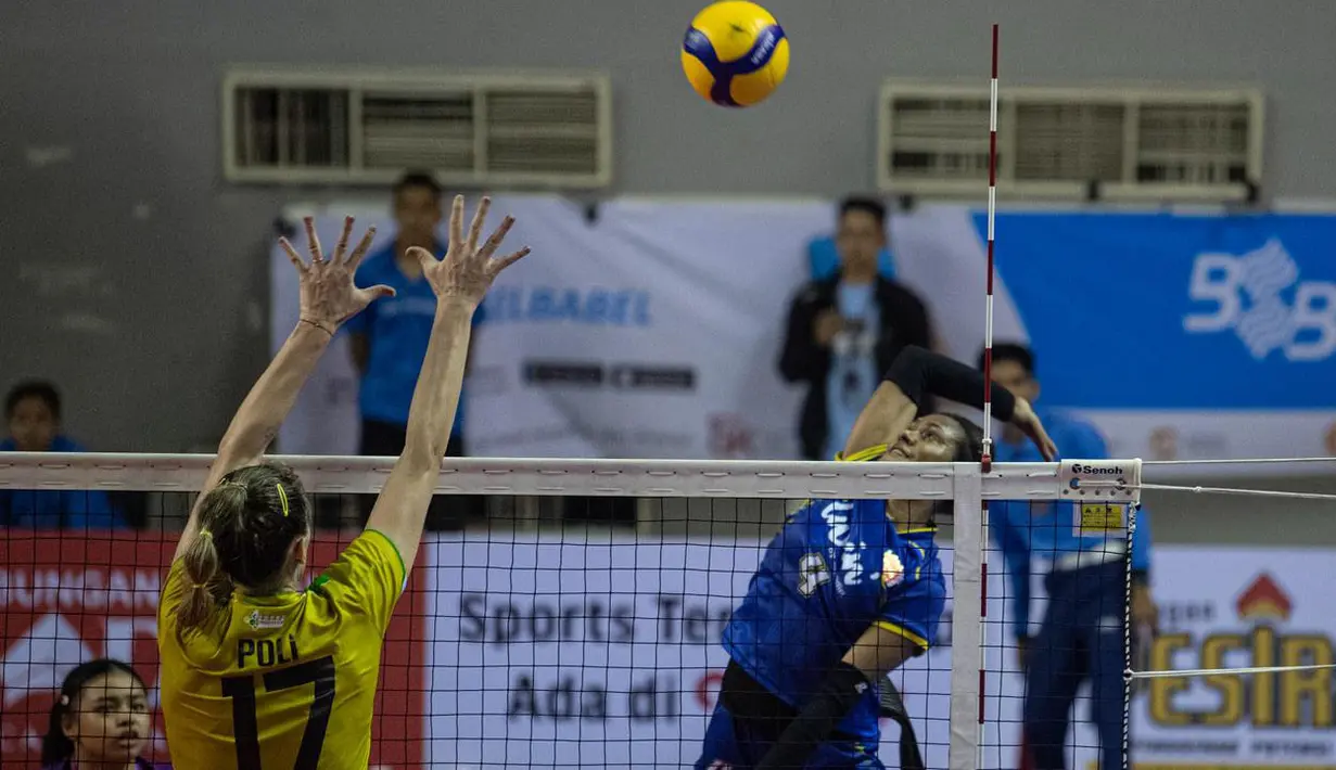 Pemain Jakarta Livin' Mandiri, Pascalina Mahuze (kanan) melepaskan spike yang berusaha diblok pemain Gresik Petrokimia Pupuk Indonesia, Polina Rahimova pada laga seri ketiga putaran pertama PLN Mobile Proliga 2024 di GOR PSCC, Palembang, Sumatera Selatan, Jumat (10/5/2024). Jakarta Livin' Mandir kalah 0-3 (32-34, 19-25, 22-25). (Dok. PBVSI)