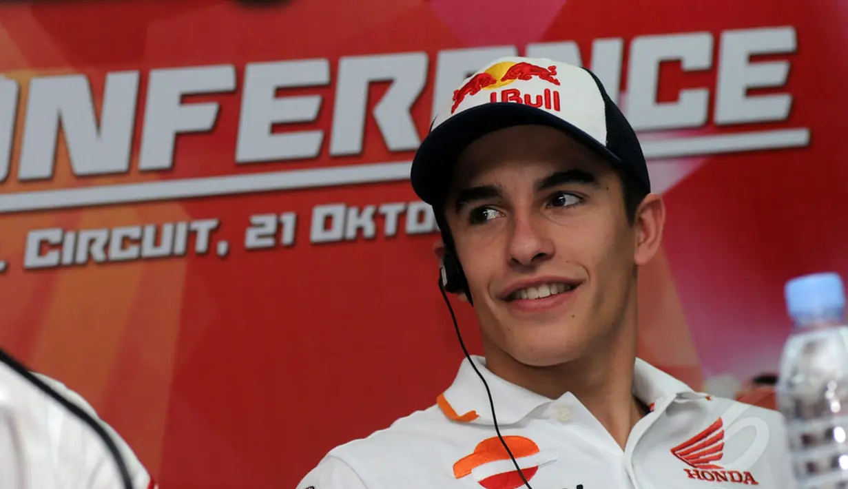 Juara Dunia MotoGP 2013 dan 2014, Marc Marquez tersenyum saat menghadiri acara jumpa pers di Sirkuit Sentul, Bogor, (21/10/2014). (Liputan6.com/Helmi Fithriansyah)
