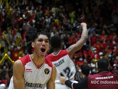 Pemain Timnas Basket Putra Indonesia merayakan kemenangan usai berhasil menumbangkan Filipina dan berhasil mencetak sejarah dengan merebut emas SEA Games pertama sejak 1977 di SEA Games 2021 Vietnam yang berlangsung di Thanh Tri Sport Information and Culutural Center Gymnasium, Minggu (22/5/2022). Skuat asuhan Milos Pejic berhasil menang dengan skor 85-81. (NOC Indonesia/MP Media/Iqbal Fauzi)
