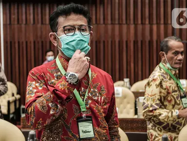 Mentan Syahrul Yasin Limpo mengenakan kalung bertuliskan anti virus corona saat raker dengan Komisi IV DPR di Kompleks Parlemen, Senayan, Jakarta, Selasa (7/7/2020). Rapat membahas program strategis kementerian dalam rangka percepatan pemulihan ekonomi dampak COVID-19. (Liputan6.com/Johan Tallo)