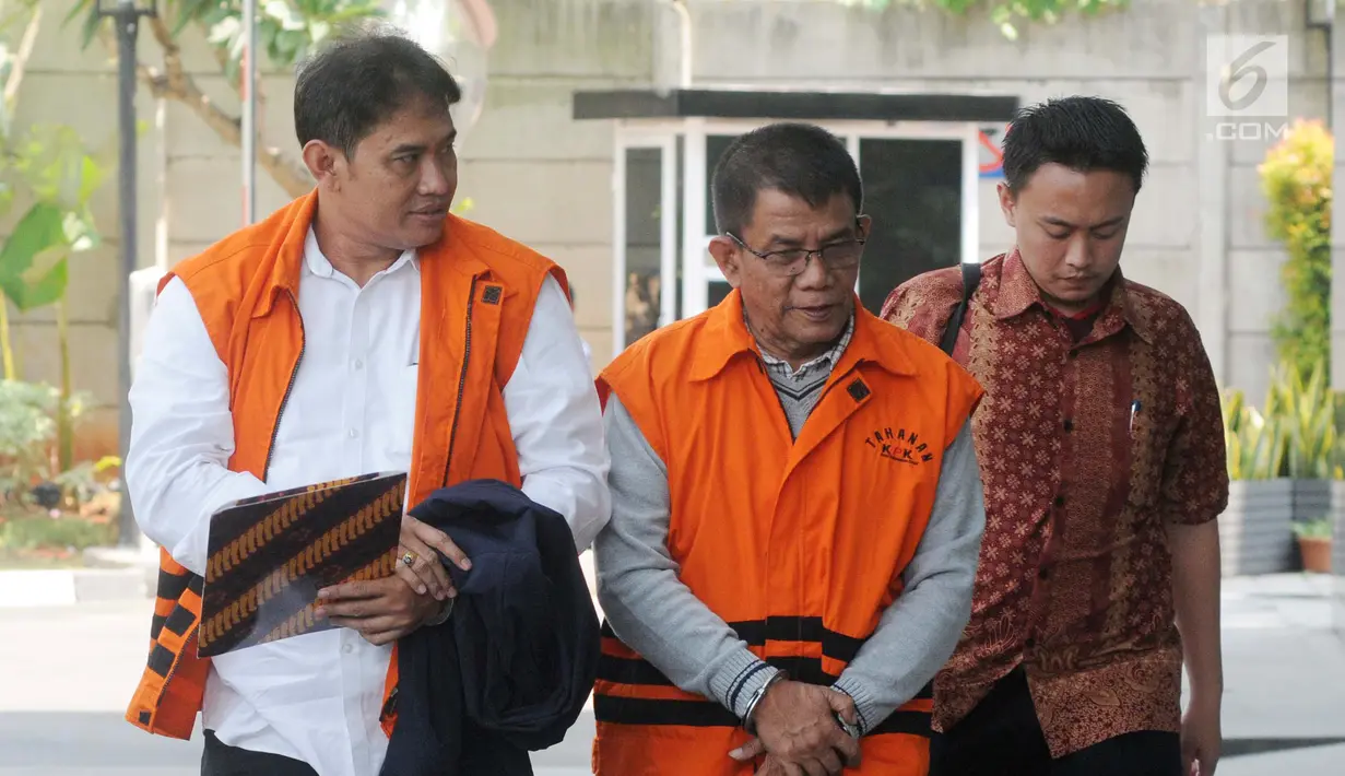 Direktur Pemasaran PTPN III (Persero) I Kadek Kertha Laksana (kiri) dan mantan Kasatker PJPA BWS Sumatera VII Bengkulu M Fauzi (tengah) tiba di Gedung KPK, Jakarta, Selasa (1/10/2019). Keduanya diperiksa sebagai tersangka untuk melengkapi berkas dugaan suap. (merdeka.com/Dwi Narwoko)