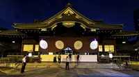 Para pengunjung berdoa saat Festival Mitama di Kuil Yasukuni, Tokyo, Jepang, Rabu (14/7/2021). Festival Mitama dirayakan sejak 1947 untuk menghormati jiwa para arwah yang diabadikan serta tentara yang gugur dari perang Jepang di masa lalu. (BEHROUZ MEHRI/AFP)