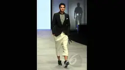 Model berpose membawakan koleksi dari desainer asal Korea Selatan, Kwon Mun Soo pada ajang Indonesia Fashion Week 2015 di JCC Senayan, Jakarta, Minggu (1/3). (Liputan6.com/Panji Diksana)