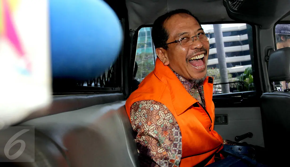 Eks Walikota Makassar Ilham Arief Sirajuddin berada di mobil tahanan KPK, Jakarta, Jumat (4/9/2015). Ilham diperiksa sebagai saksi terhadap tersangka Dirut PT Traya Tirta Makassar Hengky Widjaja terkait korupsi PDAM Makassar. (Liputan6.com/Helmi Afandi)