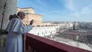 Paus Francis berdiri di balkon Basilika St Peter saat menyampaikan pesan Natal, Vatikan (25/12/2015). (AFP Photo/ Osservatore Romano)