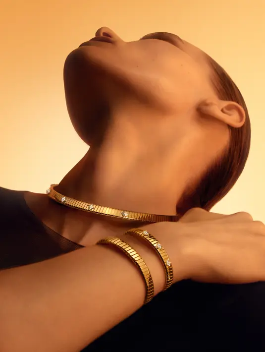 Kemudian kalung yang bervariasi dari rantai emas sederhana yang menahan elemen Tubogas di tengahnya hingga kalung choker lentur berbahan emas kuning mengilap atau dihiasi dengan kancing berlian. [Dok/Bvlgari].