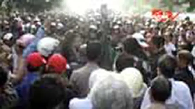 Ribuan Buruh PT Indocement Blokir Jalan