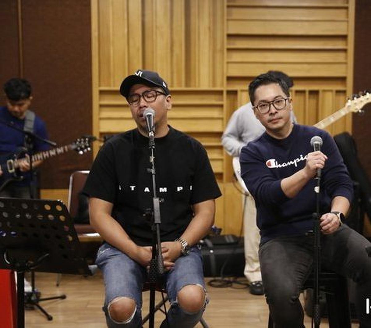 "Kalo latihan kita ini memang bukan pertama kali kita featuring ya. Jadi udah beberapa kali, kemaren kita sempet di Malaysia juga. Jadi tinggal mantepin lagi aja lah. Kalo garis besarnya kita udah pernah latihan lah," kata Fandy.